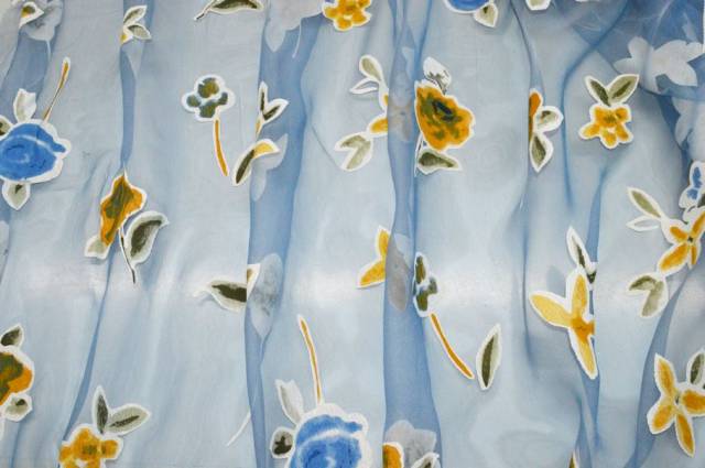 Vendita on line tessuto tenda organza azzurra con applicazioni floreali - prodotti