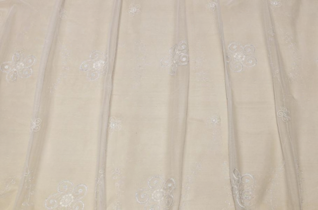 Vendita on line tessuto tenda tulle panna con fiore lurex ricamato - prodotti