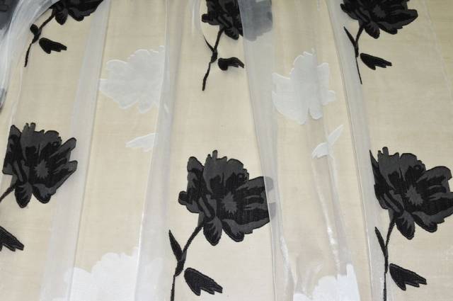 Vendita on line tessuto tenda organza bianca con maxi fiore grigio - prodotti