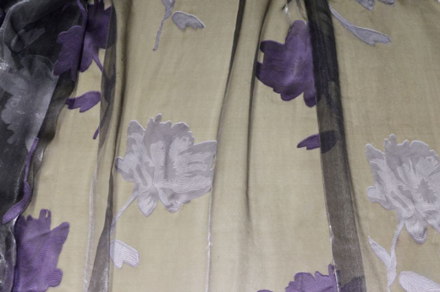 Vendita on line tessuto tenda organza con maxi fiore viola - prodotti