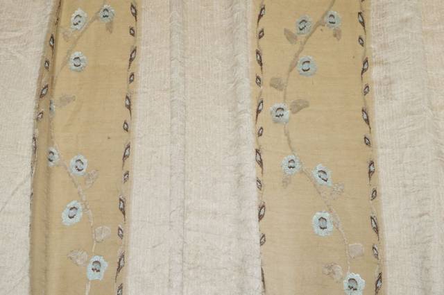 Vendita on line tessuto tenda beige con fiori azzurri ricamati - tessuti per a metraggio classiche