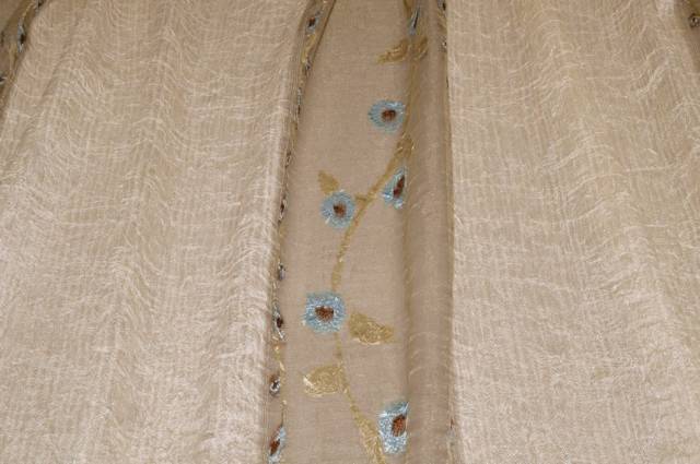 Vendita on line tessuto tenda beige con fiori azzurri ricamati - prodotti