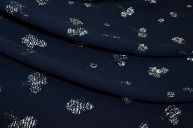 Vendita on line tessuto crepe de chine pura viscosa blu con fiorellino ricamato lurex argento - tessuti abbigliamento viscosa