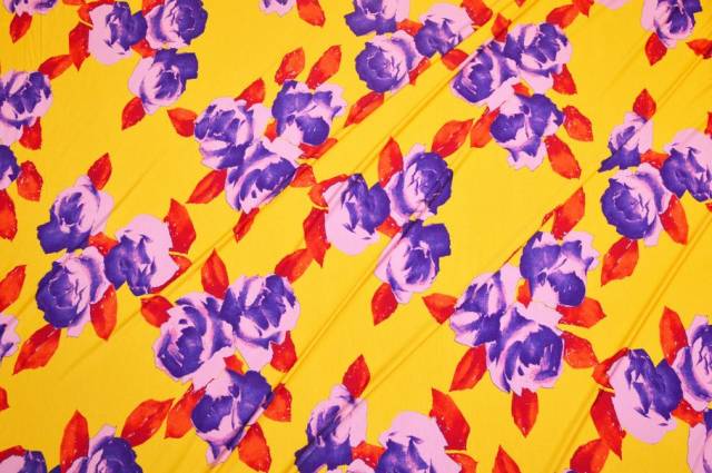 Vendita on line tessuto maglina viscosa fantasia floreale viola fondo giallo - tessuti abbigliamento magline / jersey/tessuto in fantasia